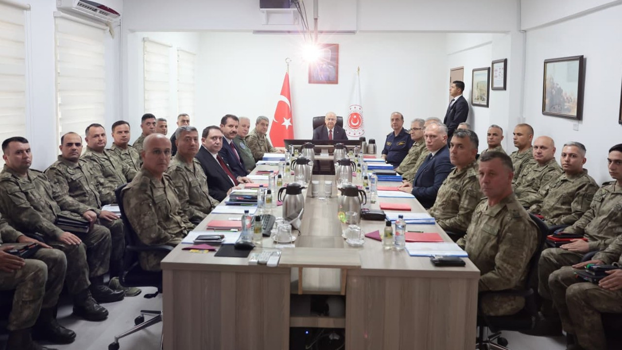 Bakan guler kktcde mehmetcik ile bir araya geldi IH93nKQn