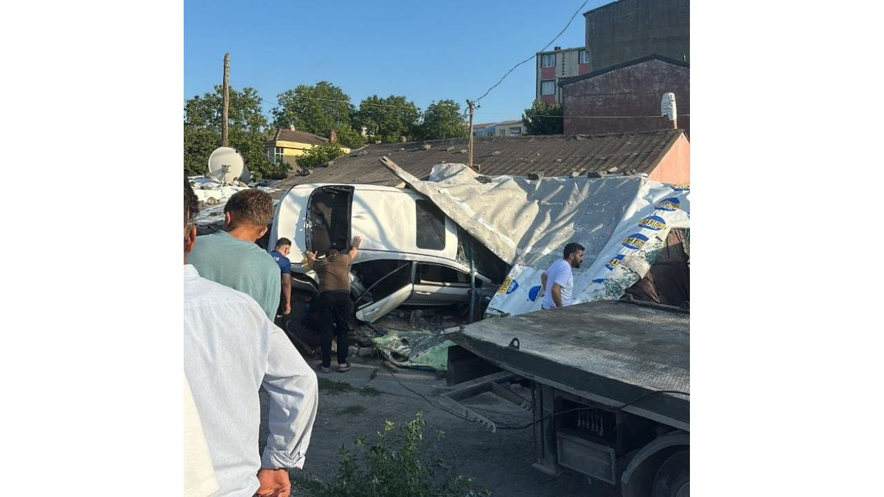 Arnavutköy’de kontrolden çıkan otomobil gecekonduya daldı: 5 yaralı Haber gorseli
