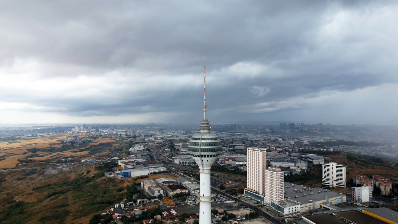 Istanbulun uzerini kaplayan siyah bulutlar dronla goruntulendi e2Np2JGr