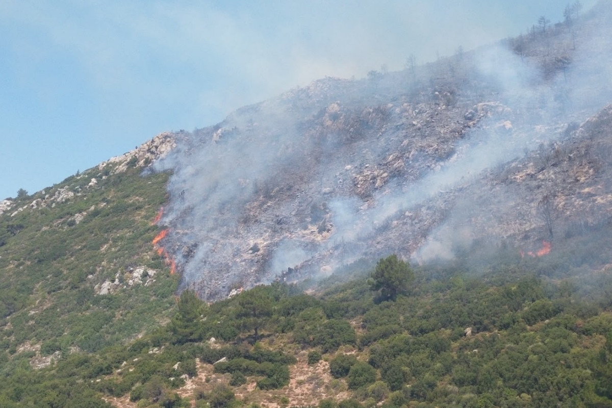 Kaş’ta korkutan yangının hızı düşürüldü Kasta korkutan yanginin hizi dusuruldu Ua7N4hgK